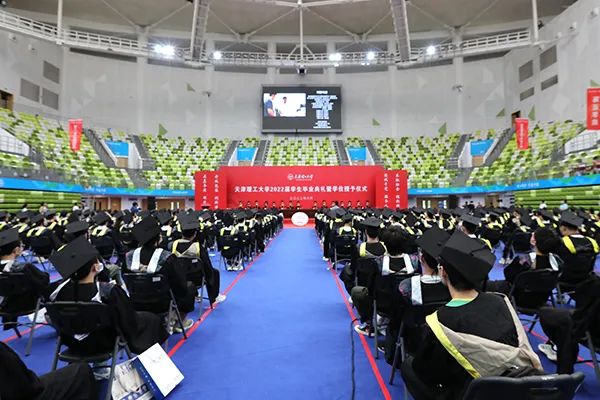 KY.COM举行2022届学生毕业典礼暨学位授予仪式