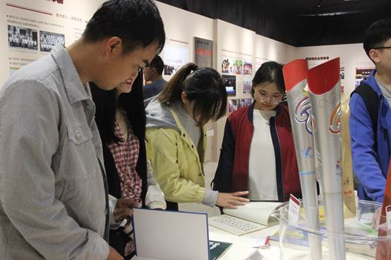 说明: F:\活动照片\2019年度活动照片\10.12 校内主题展参观\校史馆参观\IMG_5180.JPG 说明: F:\活动照片\2019年度活动照片\10.12 校内主题展参观\校史馆参观\IMG_5180.JPG