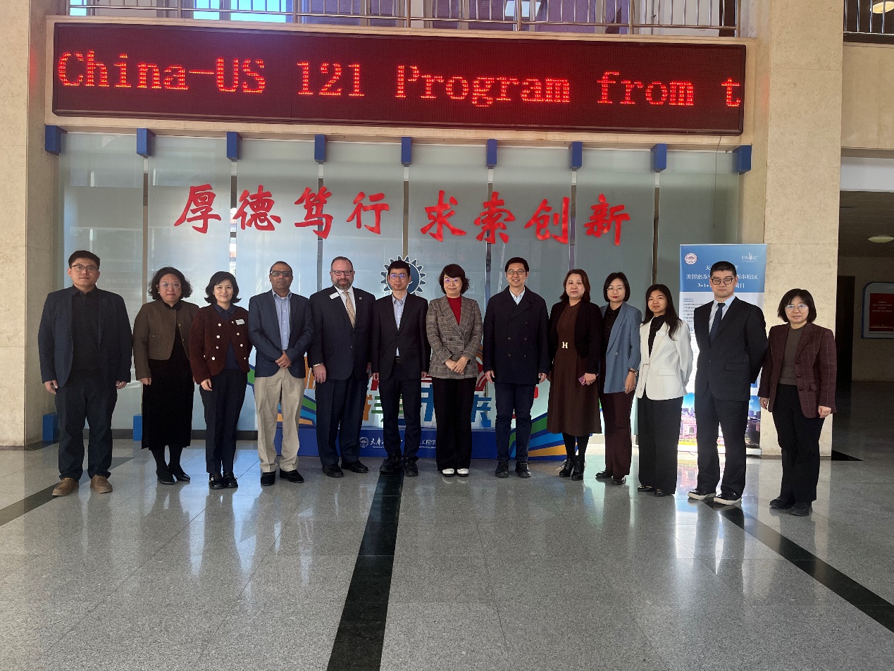 一群人站在一起描述已自动生成 一群人站在一起描述已自动生成