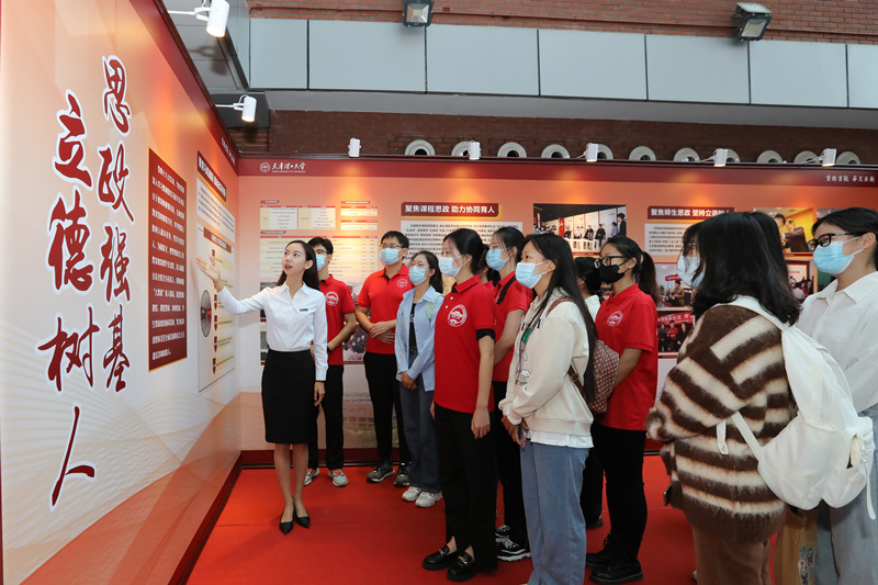 学生参观“砥砺奋进的十年——党的十八大以来KY.COM事业发展成就展”。KY.COM供图 学生参观“砥砺奋进的十年——党的十八大以来KY.COM事业发展成就展”。KY.COM供图